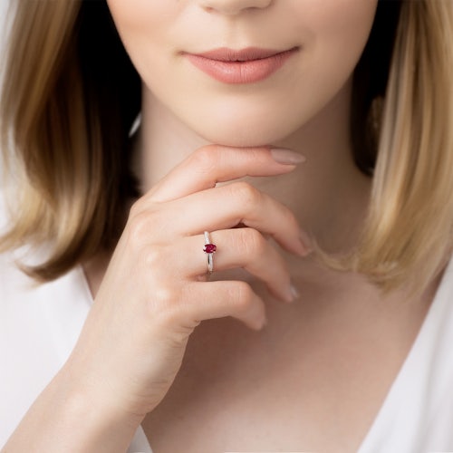 Pierścionek zaręczynowy SAVICKI: białe złoto, rubin, diamenty